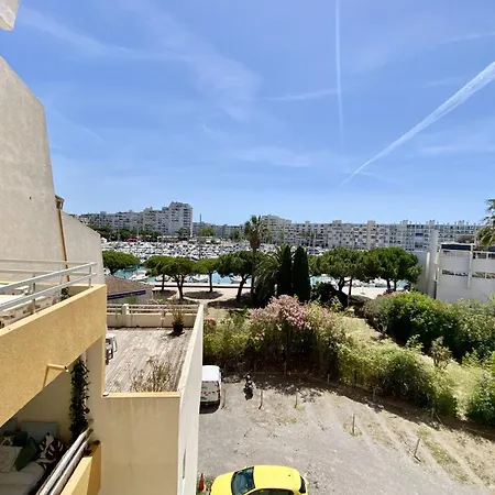 Charming Near The Harbour Апартаменты